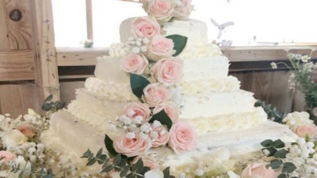 Picture of: This Gorgeous DIY Costco Wedding Cake Only Cost $ To Create
